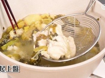 step25: 撈起上盤
Remove and plate the cooked fish slices.