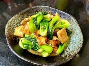 step12: 再起油鑊爆香蒜頭 , 乾蔥 , 薑片放入小唐菜 , 贊少許黃酒 , 糖 , 少許鹽 , 放入冬菇片 , 倒入雞汁兜炒 , 小棠菜開始軟身 , 再放入豬扒兜炒 , 蓋好焗煮約 2 分鐘 , 用少許生粉水 , 麻油埋芡上碟 , 完成 .