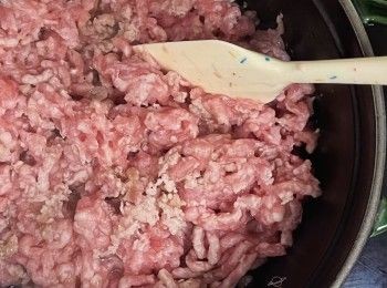 step3: 熱鍋倒入適量油，中火把豬絞肉輕輕炒勻。取出（備用）。