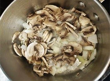 step6: 起油鑊炒香蘑菇及洋蔥