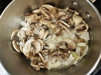 step6: 起油鑊炒香蘑菇及洋蔥