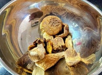 step7: 玉竹 , 姬松茸清洗稍為浸軟