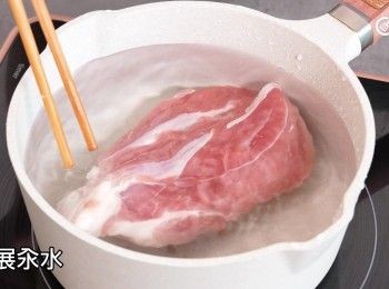 step9: <a href="https://bit.ly/3ANJVUp" target="_blank" data-keyword="豬展" class="guide-link"><strong>豬展</strong></a> <span style="display:inline-block;vertical-align:middle;margin-top:-3px;color:initial;border-radius:3px;padding:2px 3px;font-size:12px;line-height:14px;background:#87d300;color:#fff;">即買</span> 汆水
Blanch the pork shank.