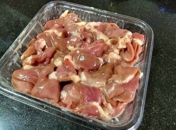 step3: 雞心
將雞心浸泡解凍 , 切開一半沖洗血水及血塊 , 閒置隔乾水份 .