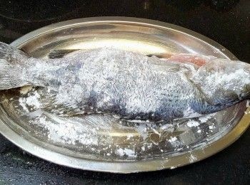 step8: 盲鰽清洗後用廚紙吸乾水份 , 可用少許鹽醃一陣 .
