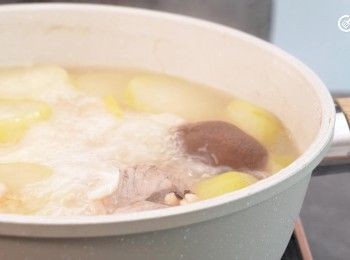 step11: 轉用慢火煲2小時
Reduce to low heat and simmer for 2 hours.