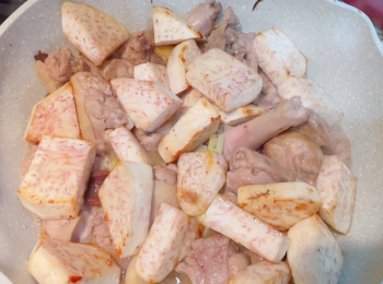 step6: 然後加入芋頭，中小火炆20分鐘。