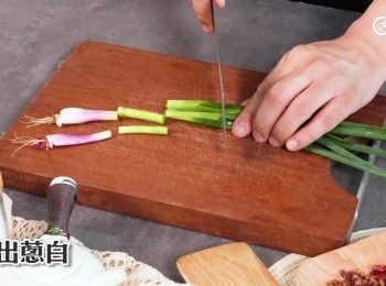 step2: 切出蔥白
Cut the white parts of the green onions.