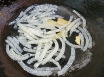 step4: 急凍豬皮切條 , 用薑片 , 黃酒凍水放入出水 , 滾起約 1 分鐘後取出隔去水份 .
