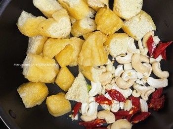 step2: 熱鍋放入乾辣椒；花椒粒和蒜頭炒香，再放入已切的油豆腐和花生或腰果併炒。