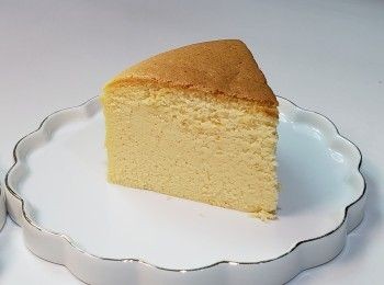 step1: 蛋糕糊：
忌廉芝士，牛奶用熱水坐溶
加入牛油拌至順滑
離火
加入蛋黃
加入低筋粉及粟粉拌勻成 蛋糕糊 備用