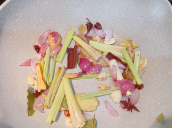 step4: 再落油爆香<span class="group_2">料頭</span>