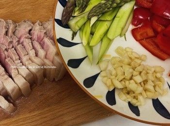 step3: 將冷卻的豬腩肉切片（個人喜歡厚切大約0.5cm) ,連同已切好的配料，準備開鑊。