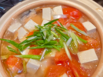 step6: 放入鍋內，放入熱水蓋過三文魚，滾起後加入蕃茄和豆腐，再滾起後試味再調味，加入葱花，趁熱享用！