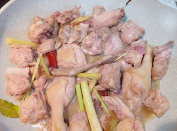 step5: 加入鴨件及<span class="group_3">調味料</span>和椰子水，至少蓋過鴨件的一半，若不夠便要加點水，蓋上蓋煮沸。