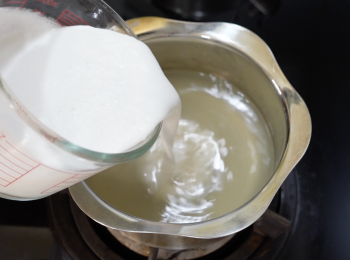 step2: 加椰漿，攪拌均勻，煮至微暖即可離火