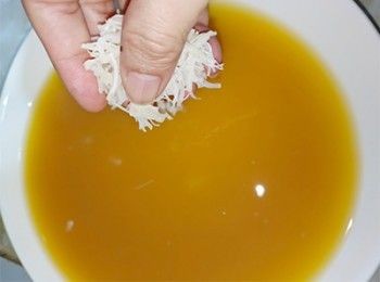 step11: 加入瑤柱絲，輕輕拌勻
(預留1湯匙瑤柱備用)