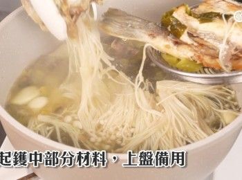 step22: 撈起鑊中部分材料，上盤備用
Remove some of the ingredients from the wok and set them aside on a plate.