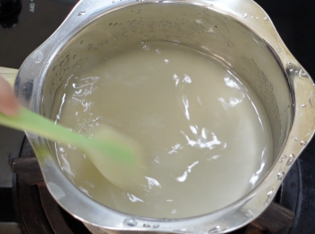 step1: 鍋中加水，加入洋菜粉，小火加熱直至洋菜粉完全溶化，加白糖，小火加熱直至糖完全溶化