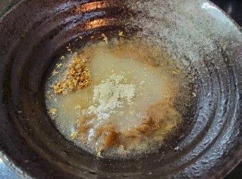 step6: 放入桂花 , 糖 , 雞粉 , 胡椒粉 , 黃酒 , 清水攪拌好 .