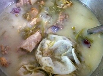 step12: 再放入魚尾 , 1 湯匙黃酒滾 45 分鐘 , 熄火焗 30 分鐘 , 飲用前大火滾起 , 少許鹽調味 , 完成 .