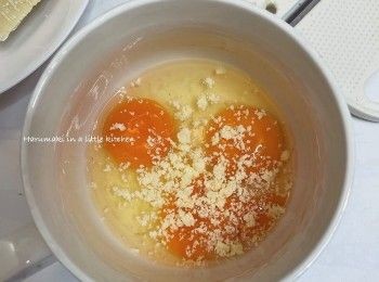 step4: 同時，意粉： 準備一鍋水，加入適量鹽，水滾後放入意粉煮熟。毋需再過冷河。 

準備三隻雞蛋，打入碗內（2隻全蛋和1隻蛋黃）放入適量巴馬臣芝士，拌勻（備用）。