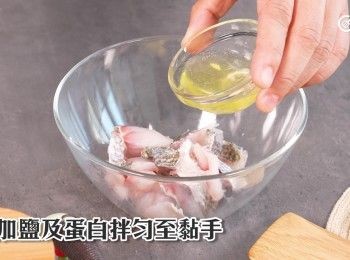 step14: 先加鹽及蛋白拌勻至黏手
First, add salt and egg white and mix until sticky to the touch.