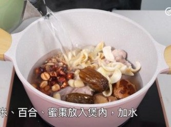 step15: 將鹹豬骨、乾瑤柱連水、冬菇、薏米、紅蓮子、百合、蜜棗放入煲內，加水