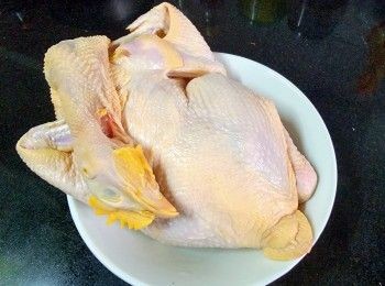 step1: 冰鮮雞
冰鮮雞清洗後去皮斬件