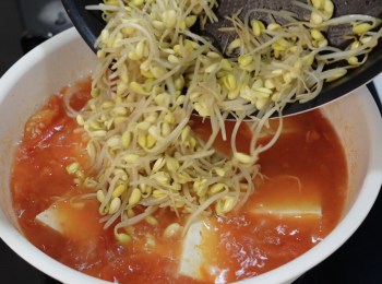 step4: 蕃茄湯加少許鹽，攪拌均勻，加硬豆腐，蓋蓋，中火煮3分鐘，加炒過的大豆芽，開蓋煮1-2分鐘即可