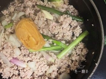 step5: 放入已略炒的肉碎一併炒勻。倒入少量水（約3湯匙）以免太乾黐底。然後將一湯匙味噌放入，中火繼續拌勻。

 放入已浸泡龍口粉絲，中火拌勻，上蓋慢火炆煮20分鐘。炆煮期間粉絲會出水。

最後按個人味蕾喜歡 ，終極試味 。～完成～
.