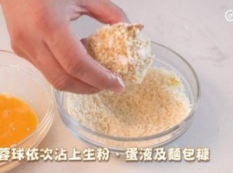 step8: 薯蓉球依次沾上生粉、蛋液及麵包糠