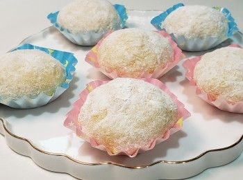 step1: 糯米糍：
(a) 糯米粉、粟粉拌勻備用
(b) 椰槳、鮮奶、蛋黃、糖、牛油拌勻
把(b)加入(a)中徹底拌勻成糯米糊