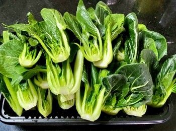 step10: 小棠菜清洗後切開一半