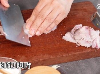 step12: 魚肉斜刀切片
Slice the fish flesh diagonally.