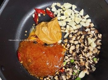 step3: 湯底：熱鍋倒入適量油，先炒香冬菇粒，然後放入蒜粒，辣椒粒 併炒；放入辣味豆瓣醬2茶匙，花生醬 1大茶匙 併炒。