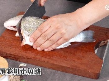 step9: 去頭並切走魚鰭
Remove the head and trim off the fins.