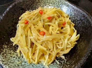 step9: 燒紅油鑊爆香蒜頭 , 乾蔥 , 辣椒碎大火放入薯絲 , 贊少許黃酒 , 五香粉 , 貢菜 , 糖 , 鹽加少許水大火兜炒 , 開始收乾少少水份後 , 用生粉水 , 麻油埋芡上碟 , 完成 .