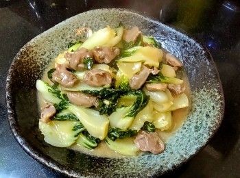 step5: 爆香蒜頭 , 乾蔥放入雞心大火兜炒至半熟上碟 .
再起鑊爆香蒜頭 , 乾蔥 , 薑片放入白菜 , 贊少許黃酒 , 糖 , 鹽加少許水大火兜炒 , 蓋好焗煮約 1-2 分鐘 , 再將雞心回鑊大火兜炒 , 開始收汁便加入生粉水埋芡 , 少許麻油稍為兜炒上碟 , 完成 .