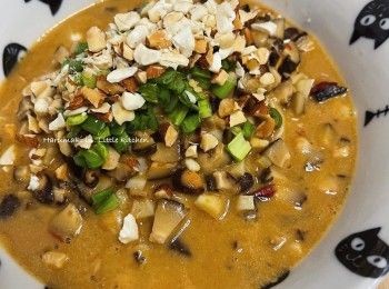 step5: 把湯底慢慢倒入已準備好的麵碗裏，其間把麵條適當的與湯底拌勻。最後放入花生粒和蔥粒 置頂。
～完成～