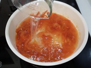 step2: 鍋中加少許油，加蕃茄，炒一炒，蓋蓋，中小火煮5分鐘
開蓋翻炒，加入適量熱水，蓋蓋，中小火煮5分鐘