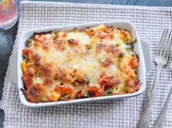 step4: 將炒飯和豬排放在烤盤上, 淋上蕃茄醬汁，再灑上芝士碎，放入已預熱220度C焗爐，焗15至20分鐘，至芝士溶化，金黃酥脆即成！