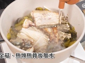 step21: 下金菇、魚頭魚骨後加水及<span class="group_3">調味</span>料
Add enoki mushrooms, fish head, and bones, then add water and seasoning.