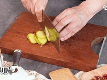step3: 薑切片
Slice the ginger.