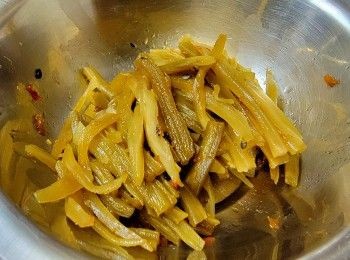 step8: 將貢菜(自家醃製)稍為再切成幼條