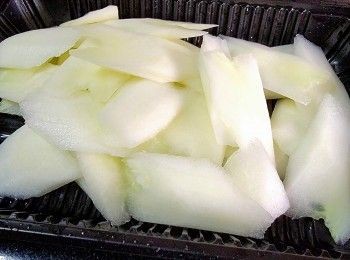 step5: 青瓜去皮挖走瓜囊切片 .