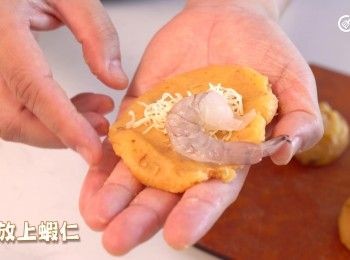 step6: 將1份薯蓉壓平在手心，加上少許芝士碎，再放上蝦仁