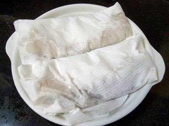 step10: 預備蒸爐 , 將比目魚用廚紙吸乾水份 , 上少許生粉放碟