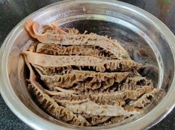 step5: 羊肚菌
羊肚菌(已煲過湯)切幼條