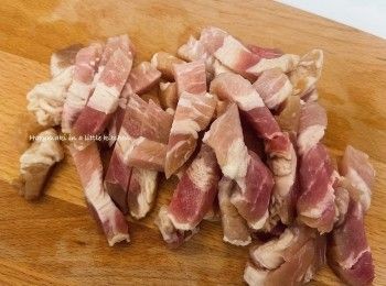 step2: 把醃好的鮮腩肉，切條（備用）